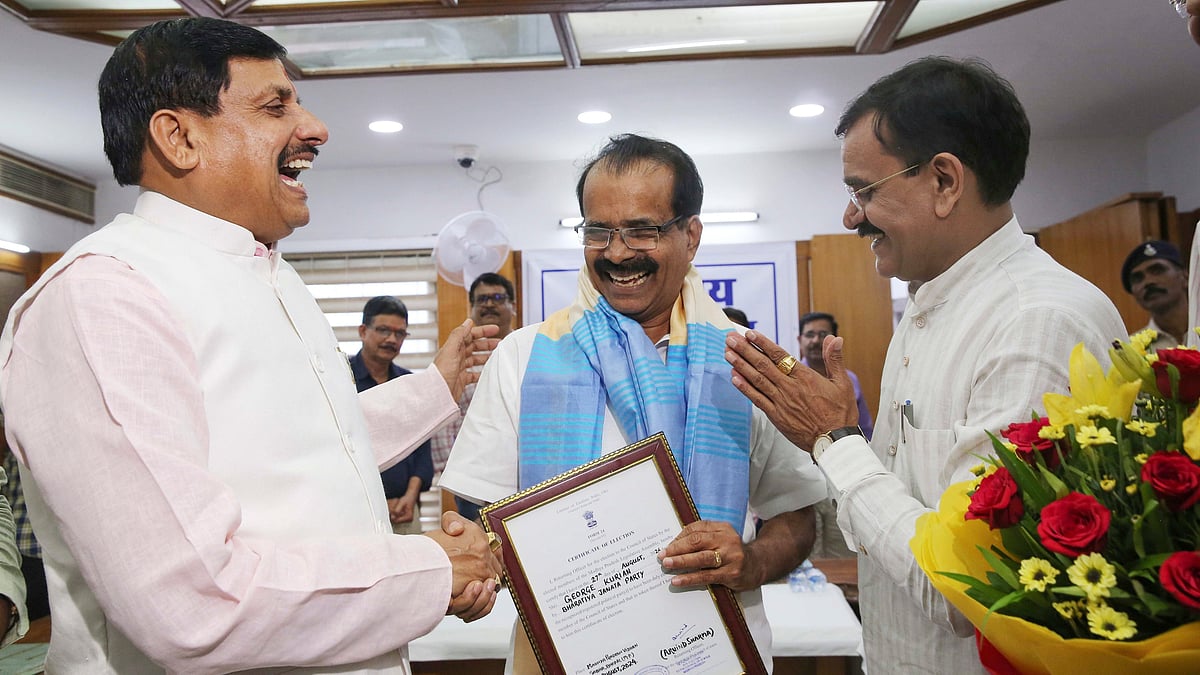 Union Minister George Kurian (C) | 