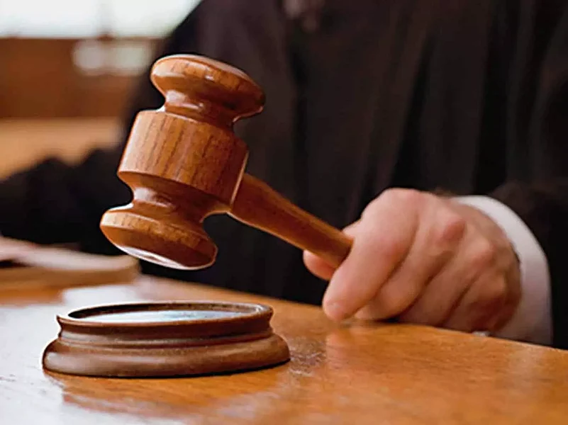 A judge using the wooden hammer in court
