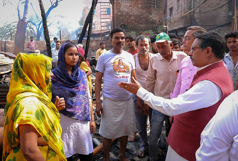 Fire breaks out in a slum in Delhi