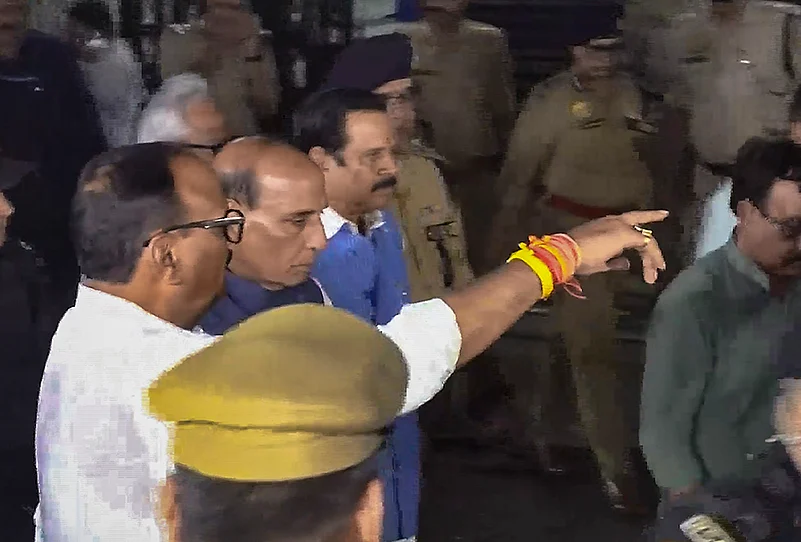 Rajnath Singh visits Lucknow coaching centre fire site