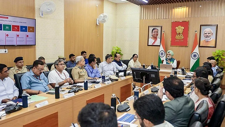 Delhi Cabinet to Consider 50% Tax Waiver for Hybrid Cars - | Photo: @LtGovDelhi/X via PTI