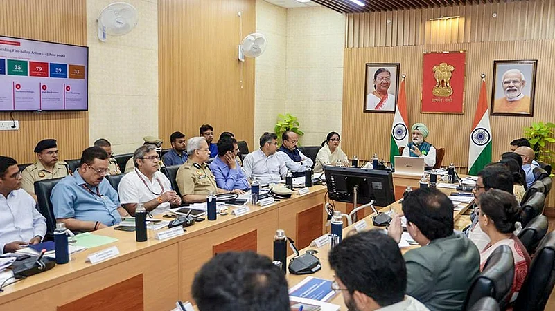 Delhi LG Sandhu chairs a meeting of DDMA