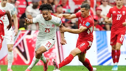 ETHAN CAIRNS/AP Photo : Canadas Nathan-Dylan Saliba (25) dribbles past Switzerlands Remo Freuler (8) during the World Cup Group B soccer match between Switzerland and Canada in Vancouver.