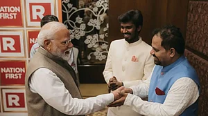 X : PM Modi Meets Panchayat Actors Binod And Bhushan