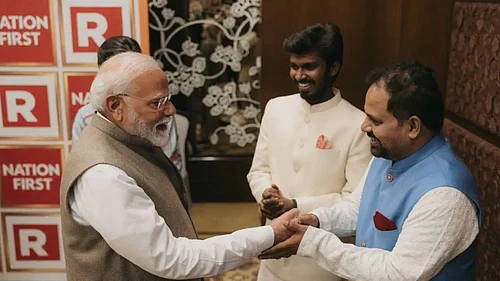 X : PM Modi Meets Panchayat Actors Binod And Bhushan