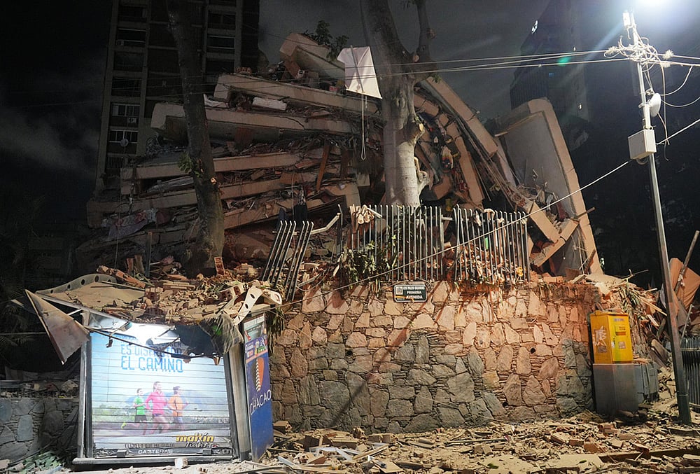 Caracas building collapse photos
