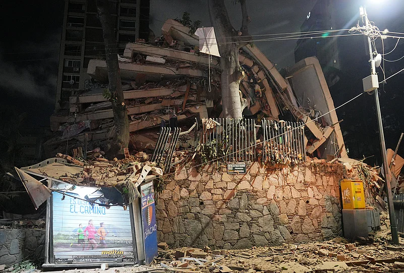 Caracas building collapse photos
