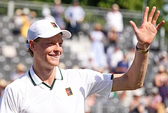 Jannik Sinner of Italy waves to supporters after a tennis exhibition match against Cameron Norrie of Great Britain at the Hurlingham Tennis Club in London. - | Photo: AP/Kirsty Wigglesworth