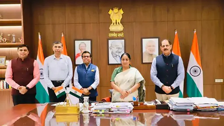 Bureaucratic Rejig: Delhi Govt Transfers 60 IAS, DANICS Officers - null