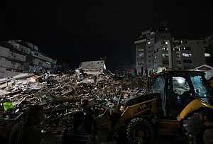 | Photo: AP/Javier Campos : Rescue workers search through the rubble after an earthquake in Caracas, Venezuela.