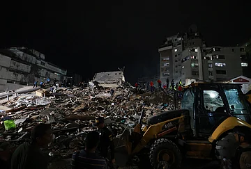 | Photo: AP/Javier Campos : Rescue workers search through the rubble after an earthquake in Caracas, Venezuela.