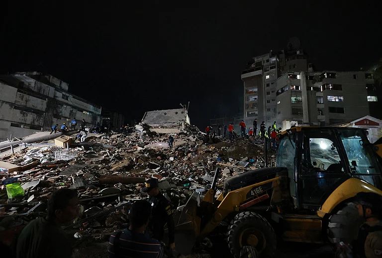 Rescue workers search through the rubble after an earthquake in Caracas, Venezuela. - | Photo: AP/Javier Campos