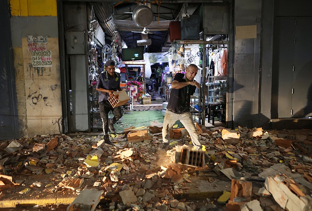 Magnitude 7.5 earthquake Caracas