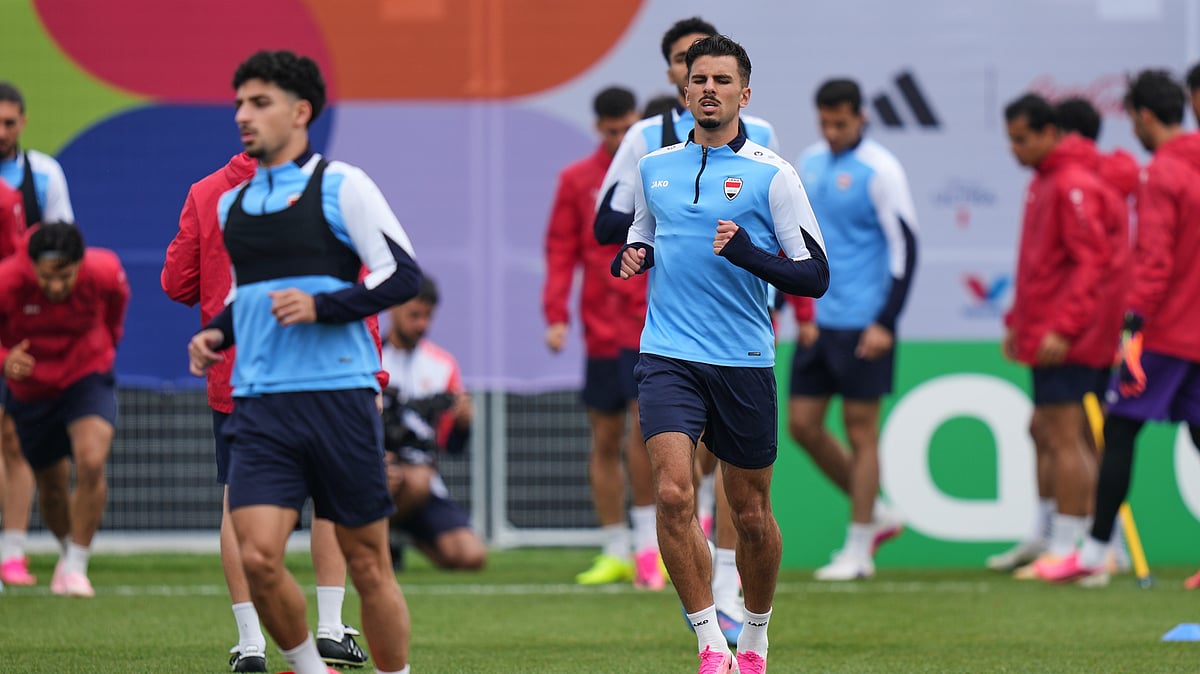 Iraq's Hussein Ali, right, works out with teammates during a training session on the eve of the team's World Cup soccer match against Senegal, Thursday, June 25, 2026, in Toronto. - (AP Photo/Stephanie Scarbrough)