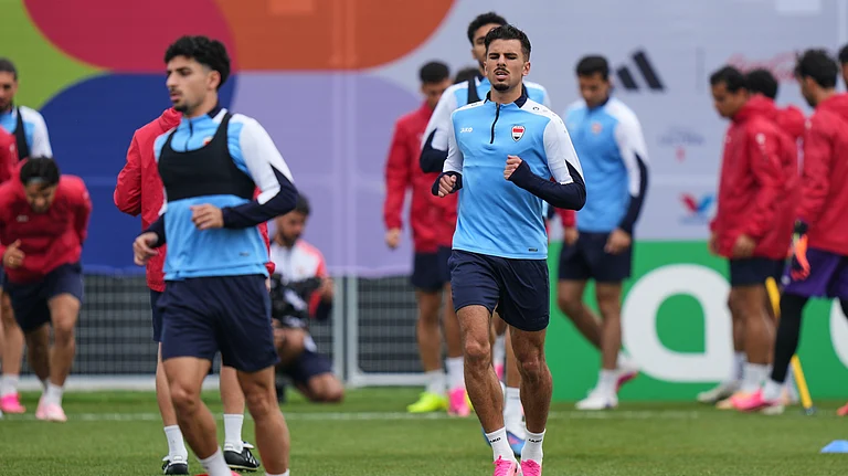 Iraq's Hussein Ali, right, works out with teammates during a training session on the eve of the team's World Cup soccer match against Senegal, Thursday, June 25, 2026, in Toronto. - (AP Photo/Stephanie Scarbrough)