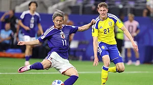 Sam Hodde/AP Photo : Japans Daizen Maeda (11) scores his teams first goal as Swedens Alexander Bernhardsson (21) watches during the World Cup Group F soccer match between Japan and Sweden in Arlington