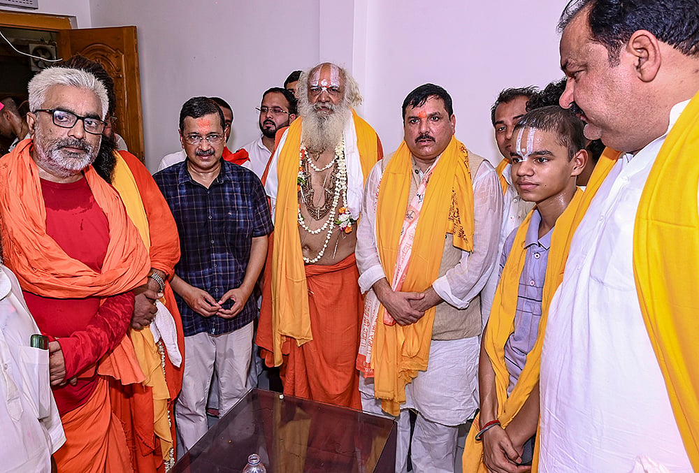 Arvind Kejriwal visits Hanumangarhi Temple