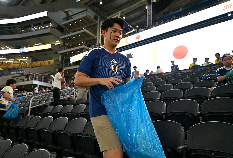 Sweden vs Japan World Cup Soccer highlights-Japan fans collect trash