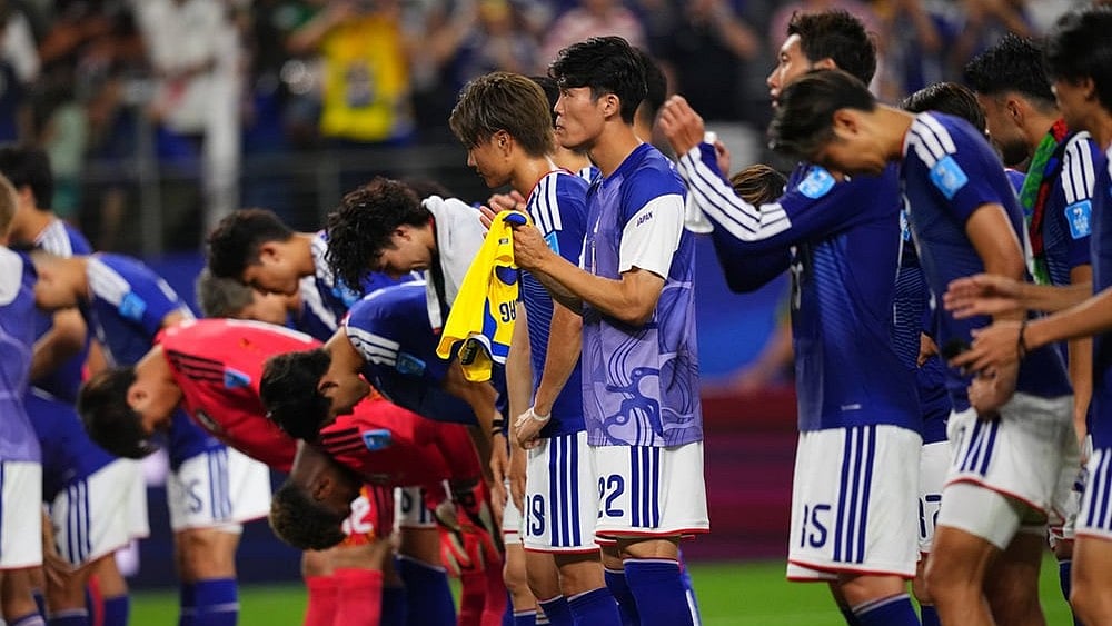 Players of Japan greet fans after the World Cup Group F soccer match against Sweden in Arlington, Texas, near Dallas. - | Photo: AP/Julio Cortez