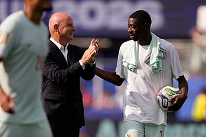 AP : France assistant coach Guy Stephan applauds France's Ousmane Dembele (7) after the World Cup Group I soccer match between Norway and France in Foxborough, Mass., near Boston