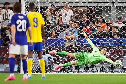 AP Photo/Julio Cortez : Sweden goalkeeper Jacob Widell Zetterstrom stops a ball during the World Cup Group F soccer match against Japan in Arlington