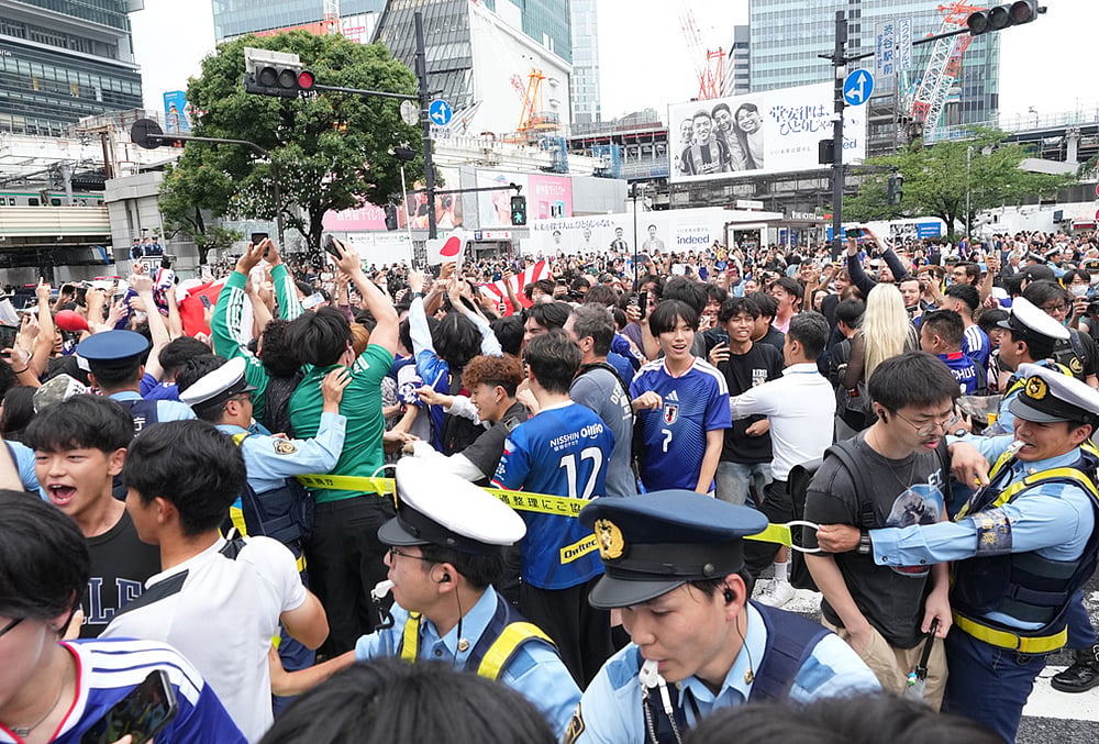 Sweden vs Japan World Cup Soccer highlights-Tokyos Shibuya Crossing