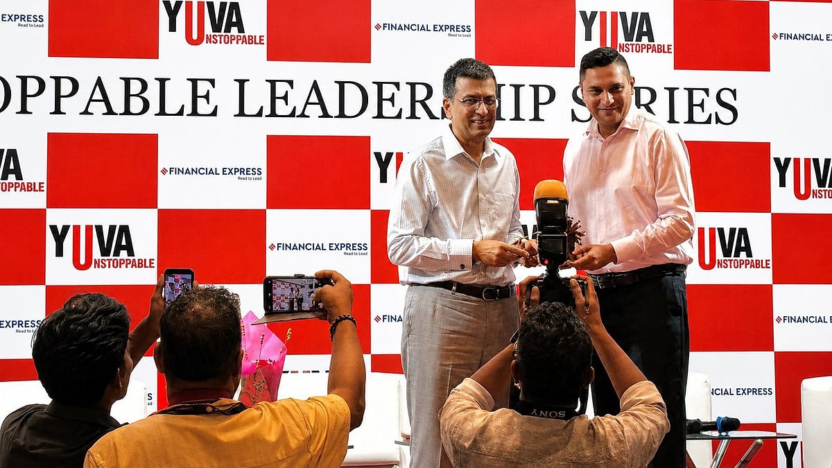 Former CJI Chandrachud Confers 'Chakra of Change' Award on Ravi Bhatnagar for Social Impact - null