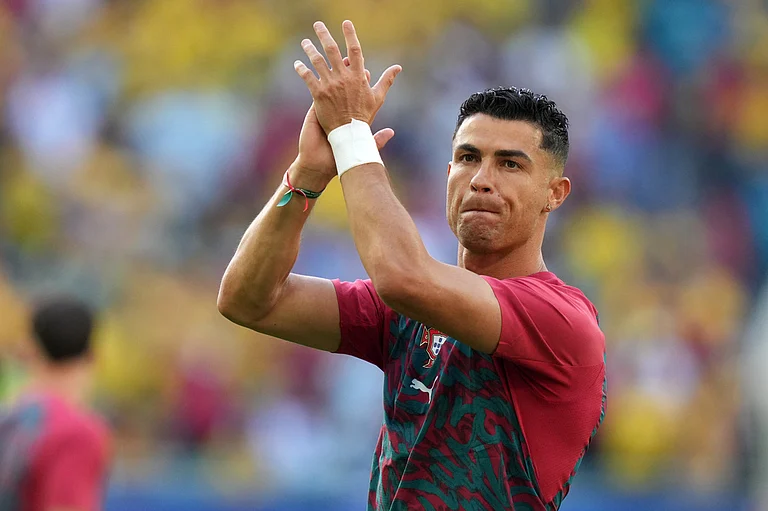 Portugal's Cristiano Ronaldo (7) applauds the crowd as he warms-up before the World Cup Group K soccer match between Colombia and Portugal in Miami Gardens - Lynne Sladky/AP Photo