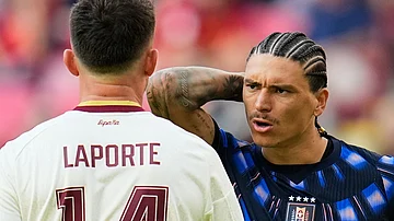 AP/Ricardo Mazalan : Uruguay's Darwin Nunez (9) talks to Spain's Aymeric Laporte (14) during the World Cup Group H soccer match
