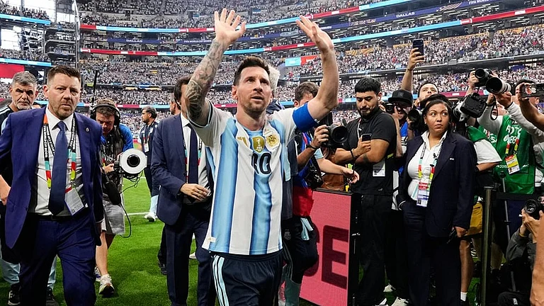 Argentina's Lionel Messi leaves the field after the World Cup Group J soccer match between Argentina and Austria in Arlington, Texas, near Dallas. - | Photo: AP/Tony Gutierrez