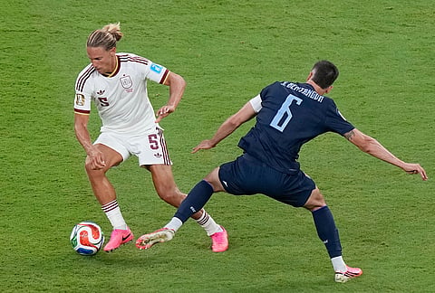 Spain's Marcos Llorente (5) battles for the ball with Uruguay's Rodrigo Bentancur (6) during the World Cup Group H soccer match between Uruguay and Spain in Zapopan, near Guadalajara, Mexico.