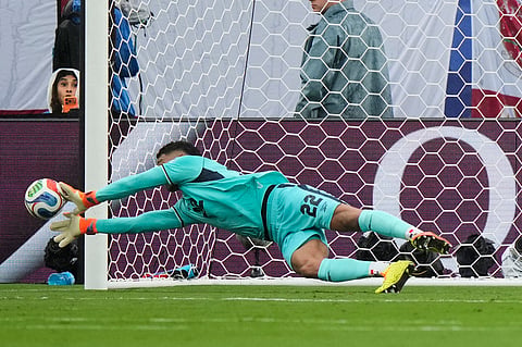Panama goalkeeper Orlando Mosquera (22) makes a save during the World Cup Group L soccer match between Panama and England in East Rutherford