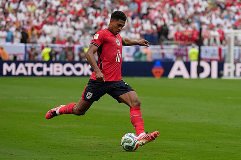 England's Jude Bellingham (10) controls the ball during the World Cup Group L soccer match between Panama and England in East Rutherford