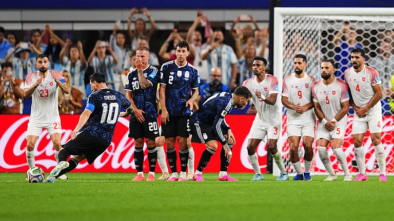 Argentina's Lionel Messi, second from left, scores his side's third goal on a free kick during the World Cup Group J soccer match against Jordan in Arlington, Texas, near Dallas, Saturday, June 27, 2026 - (AP Photo/Julio Cortez)
