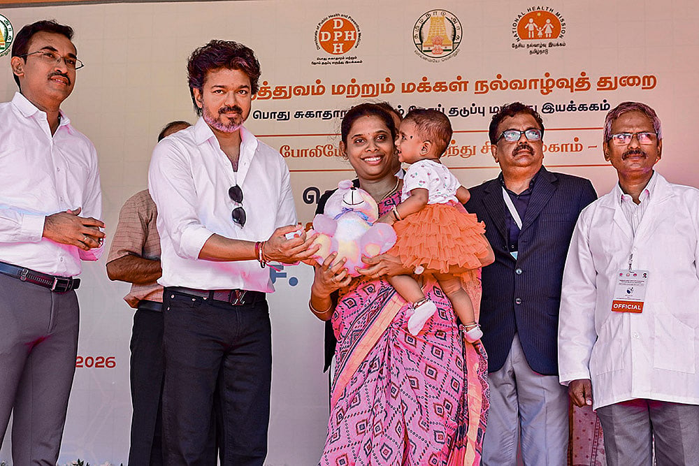 TN CM administers polio drops to a child in Chennai