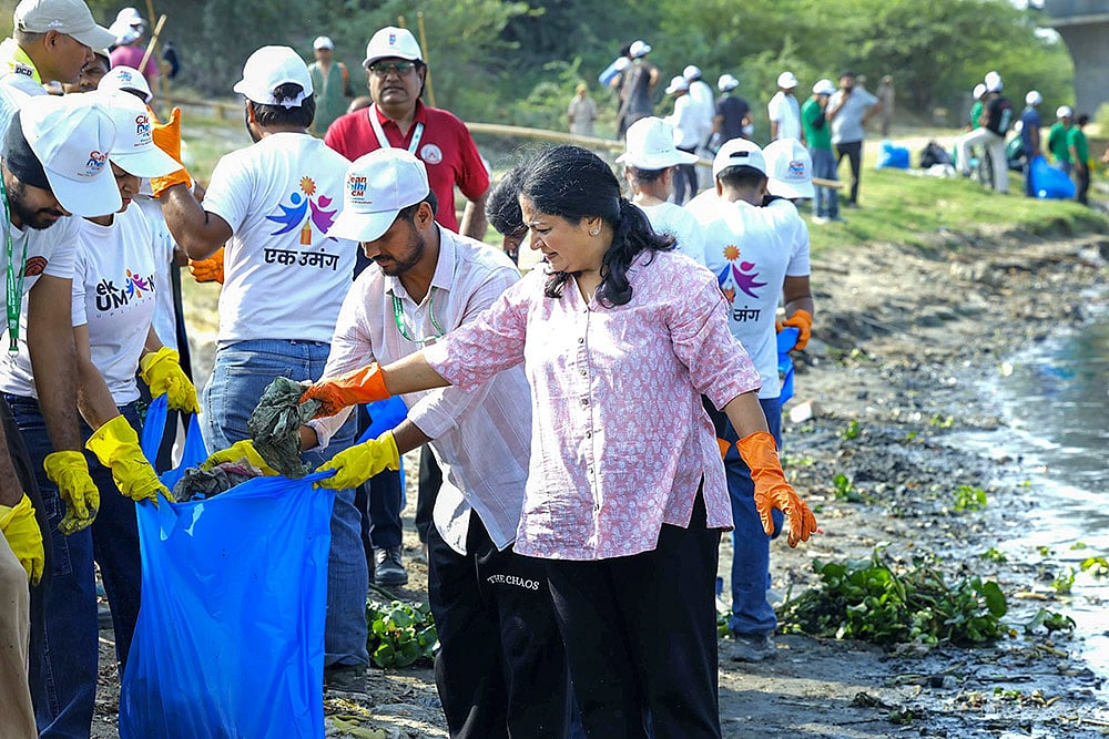 DELHI CM during a cleanliness drive