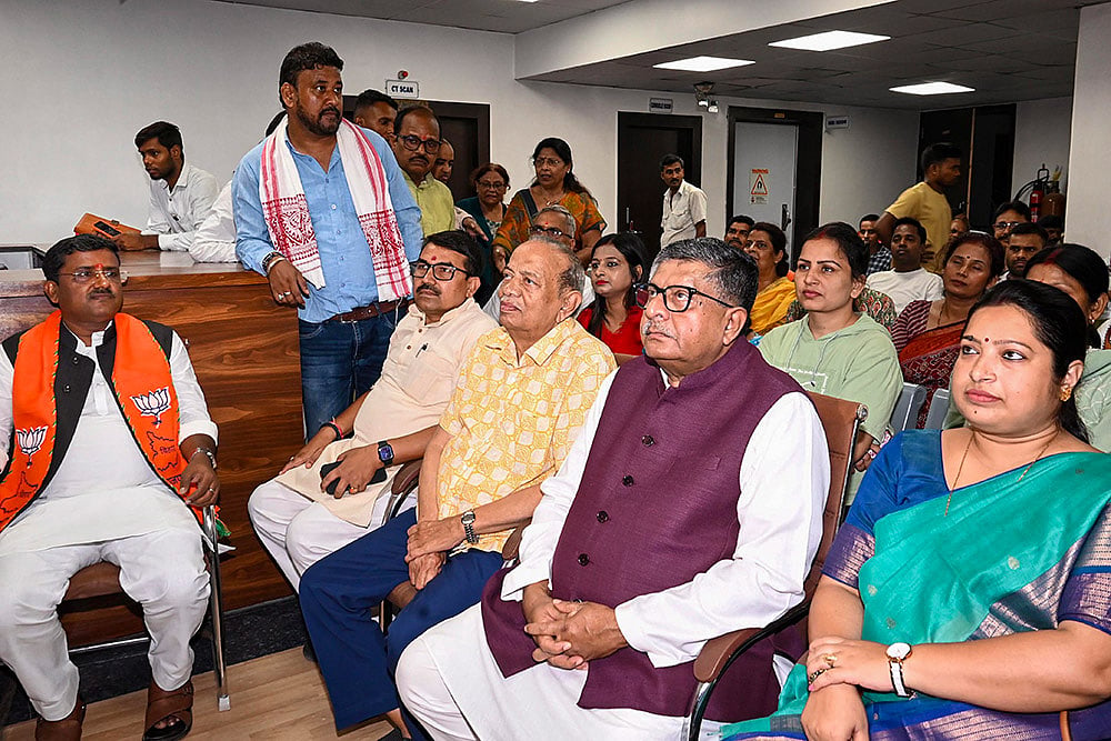 Ravi Shankar Prasad and others listen to Mann KI Baat programme in Patna