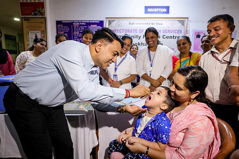 Goa CM gives polio drops to a child