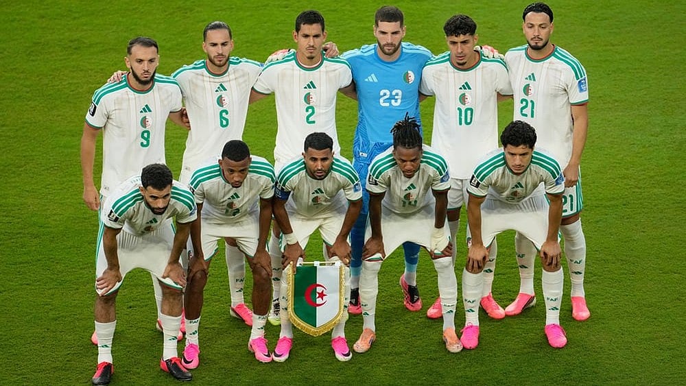The Algeria starting 11 players pose for photographers during the World Cup Group J soccer match between Jordan and Algeria in Santa Clara, Calif., near San Francisco. - | Photo: AP/Jeff Chiu
