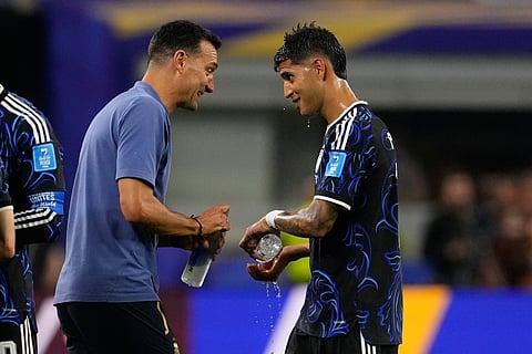 Argentina head coach Lionel Scaloni, center, talks with Exequiel Palacios during the World Cup Group J soccer match between Jordan and Argentina in Arlington, Texas, near Dallas, Saturday, June 27, 2026