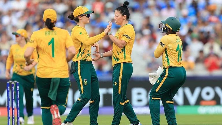 South Africa's Marizanne Kapp (centre right) celebrates taking the wicket of India's Smriti Mandhana during the ICC Women's T20 World Cup match at Emirates Old Trafford, Manchester, England. - | Photo: Nigel French/PA via AP