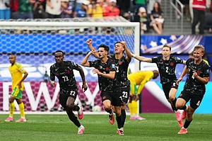 AP/Andre Penner : Canada's Stephen Eustaquio (7) celebrates scoring their opening goal against South Africa during the World Cup round of 32 soccer match in Inglewood, Calif., near Los Angeles