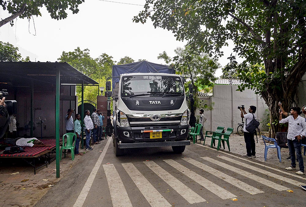Rabri Devi begins vacating official bungalow