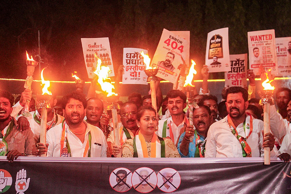 Protest against paper leak in Maharashtra