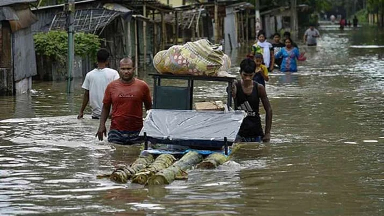 Amit Shah Dials Assam CM to Discuss Flood-Like Situation in Parts of State - null