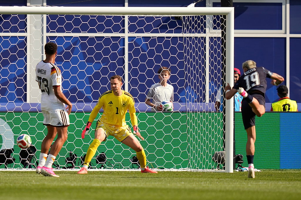 Paraguays Julio Enciso, right, scores the opening goal past Germany goalkeeper Manuel Neuer during the World Cup round of 32 soccer match between Germany and Paraguay in Foxborough