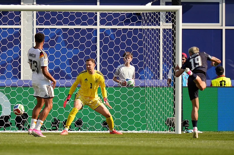 Paraguays Julio Enciso, right, scores the opening goal past Germany goalkeeper Manuel Neuer during the World Cup round of 32 soccer match between Germany and Paraguay in Foxborough