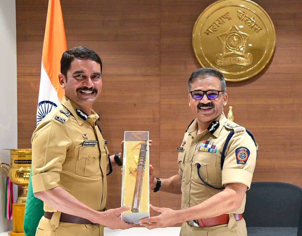 (Vishwas Nangre Patil at left)
The 45-second video, which has been widely circulated on social media, shows the 1997-batch IPS officer addressing the event organised to mark the RSS's centenary year. - SUNNY SHENDE