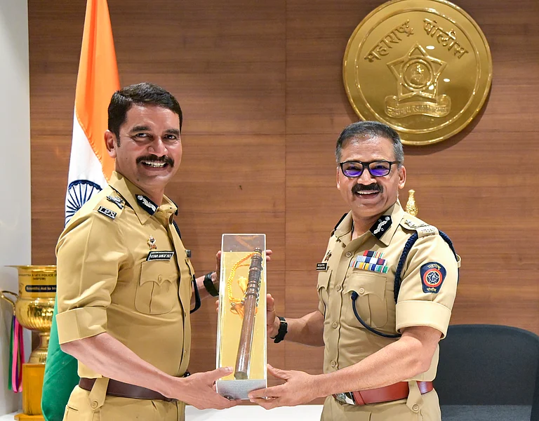 (Vishwas Nangre Patil at left)
The 45-second video, which has been widely circulated on social media, shows the 1997-batch IPS officer addressing the event organised to mark the RSS's centenary year. - SUNNY SHENDE
