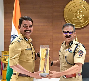 SUNNY SHENDE : (Vishwas Nangre Patil at left)
The 45-second video, which has been widely circulated on social media, shows the 1997-batch IPS officer addressing the event organised to mark the RSSs centenary year.